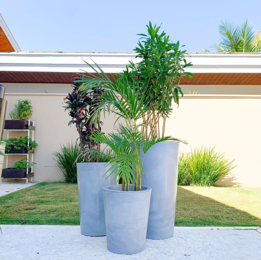 Como combinar móveis de jardim com vasos decorativos?
